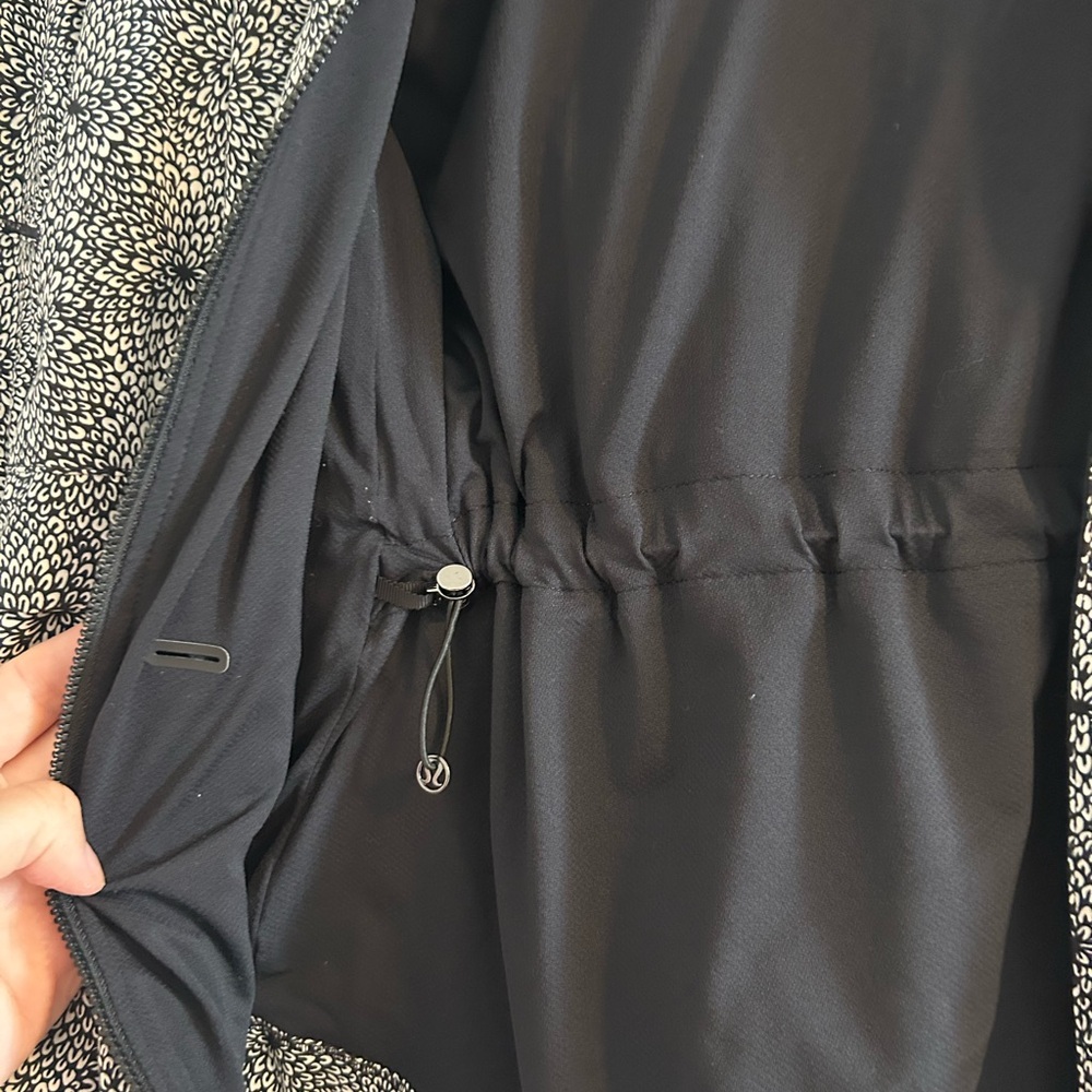 Lululemon Black and White Patterned Wind Breaker lined Jacket - Picture 4 of 10